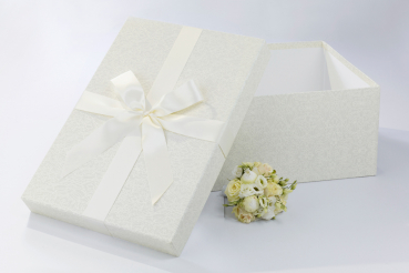 Die BrautkleidboxWhite Labyrinth wird mit einer passenden weißen Satinschleife komplettiert.